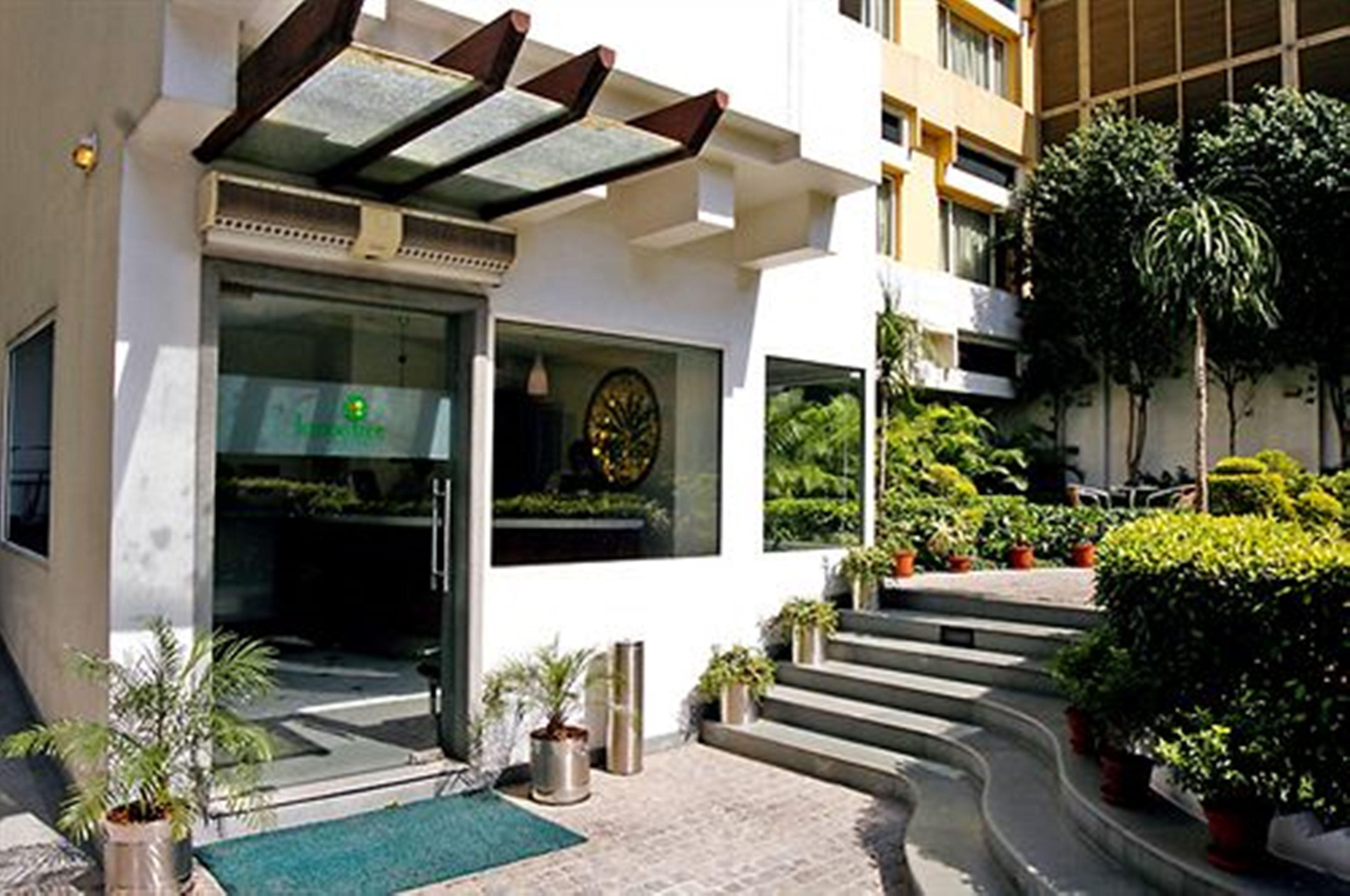 Lemon Tree Hotel, Udyog Vihar, Gurugram Гургаон Екстериор снимка